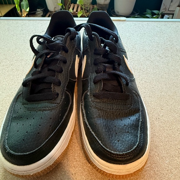 Nike Black and White Sneakers - Picture 2 of 4